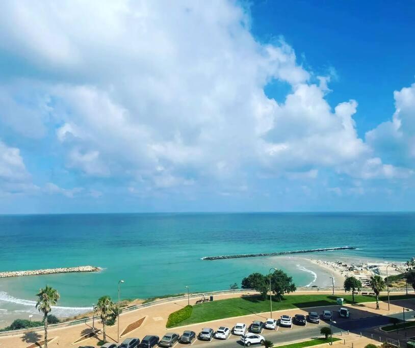 Beautiful 2-Bedroom Sea-View Apartment Netanya Dış mekan fotoğraf